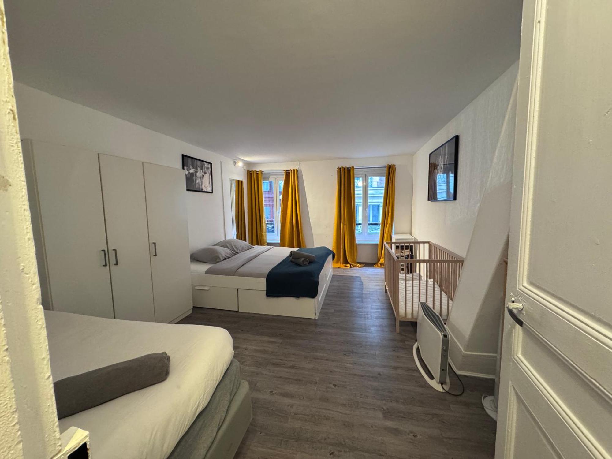 Flat For 7 Parijs